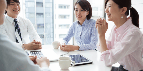 会議室でみんなで会議中